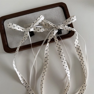 Detailansicht der Haarspangen mit Polka-Dot-Schleifen und langen Satinbändern im Ballettstil