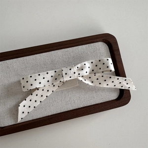 Detailtextur der Ballet-Stil gepunkteten Haarklammer auf einem minimalistischen Tablett
