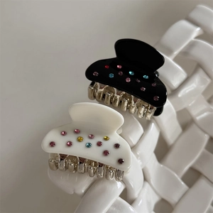 Set di 2 piccole mollette per capelli con strass colorati in nero e bianco crema