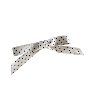 Chic Ballett-Haarspange mit schwarzen Punkten auf hochwertigem weißem Stoffband-Design