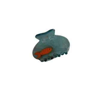 Pinza per capelli blu traslucida con simpatico pesce arancione e design a bolle
