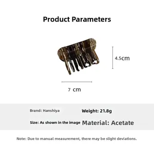 Détail de la pince à cheveux en acétate avec motif écaille montrant le poids de 21,8 g