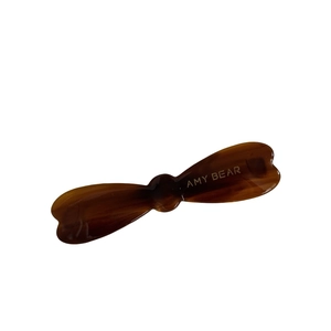 Barrette française en écaille de tortue avec étiquette dorée AMY BEAR sur fond blanc