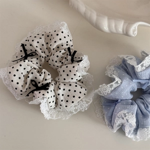 Lot de deux chouchous à pois avec bordure en dentelle et nœuds en ruban