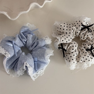 Détail de chouchous à pois avec bordure en dentelle élégante et petits nœuds décoratifs