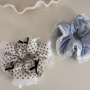 Chouchous à pois avec nœud et dentelle blanche en tissu blanc et bleu clair
