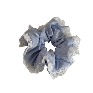 Chouchou bleu clair à pois avec bords en dentelle et nœuds pour un style mignon