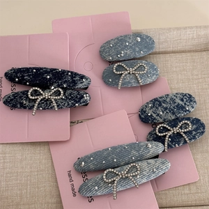 Jeans-Haarreif mit funkelnden Strasssteinen und Kristallschleife in blauen Tönen