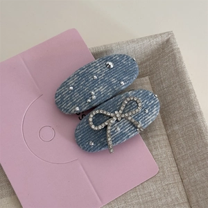 Detailansicht der Jeans-Haarspangen mit funkelnden Strasssteinen und Schleifen-Detail