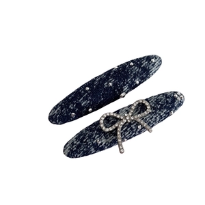 Denim-Haarreifen-Set mit silbernen Nieten und Strass-Schleife auf weißem Grund