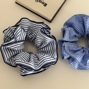 Gros plan de chouchous en tissu à rayures bleues et blanches avec texture élégante