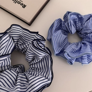 Détail de chouchous en tissu à rayures bleues et noires au design plissé de qualité