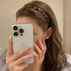 Serre-tête élégant à motif écaille de tortue pour femme avec finition brillante et chic