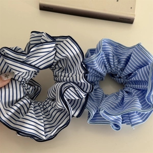 Lot de chouchous en tissu rayé bleu marine et bleu ciel avec texture satinée