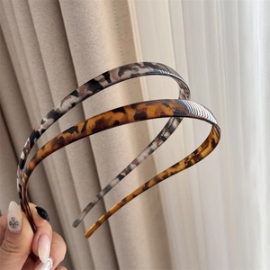 Détail de serre-têtes motifs écaille et marbre avec dents antidérapantes pour femmes