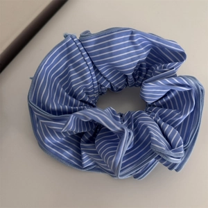 Vue détaillée du chouchou en tissu à rayures bleues et blanches avec texture fine