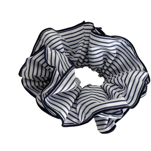 Chouchou en tissu rayé bleu et blanc avec liseré bleu foncé pour coiffure élégante