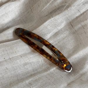Detailsicht der langen ovalen Acetat-Haarklammer mit Schildpatt-Muster und Metallclip