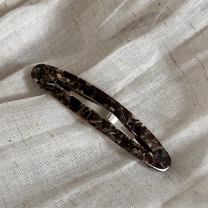 Details der hohlen ovalen Acetat-Haarklammer mit Schildpattmuster und Metall-Federclip