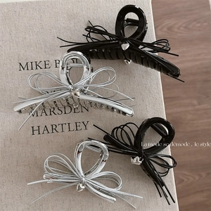 Pince à Cheveux Nœud Papillon Sweet Cool Avec Pendentif Cœur Mode Look Cuir Noir Argent Métallique Accessoires Cheveux Femme
