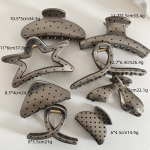 Detailed view of gray polka dot hair claws with dimensions and weights in centimeters