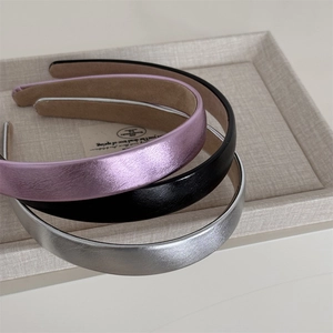 Détail de serre-têtes en cuir rose, noir et argent avec doublure en daim antidérapante