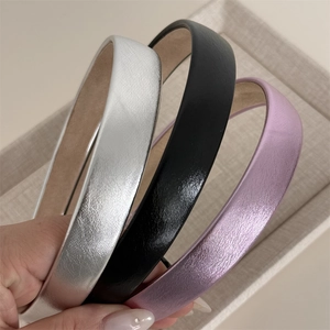 Trois serre-têtes fins en cuir minimalistes en argent métallisé, noir et violet