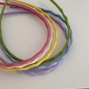 Serre-têtes ondulés fins colorés avec dents antidérapantes aux tons macaron