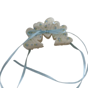 Molla per capelli floreale con base crema e fiocco blu per acconciature da donna