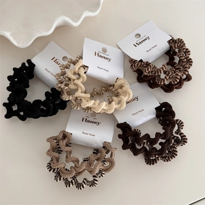 Set di 4 elastici per capelli ondulati dai toni naturali in maglia elasticizzata
