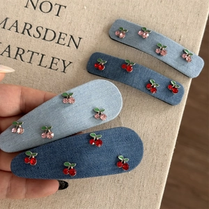 Handgefertigte Denim-Kirsch-Haarspangen-Set mit glitzernden Strasssteinen im Vintage-Look