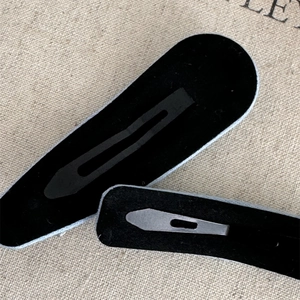 Detailansicht der Vorder- und Rückseite von schwarzen Samt-Haarspangen mit Metallclip