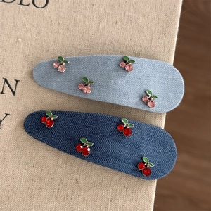 Detailansicht der Denim-Haarspangen mit funkelnden Kirsch-Verzierungen aus Strass