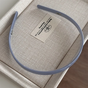 Detailed macro view of light purple acetate headband with non-slip teeth on display