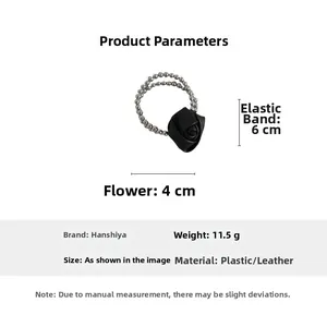 Dettaglio di un elastico per capelli con rosa in pelle PU da 4 cm e perline argentate