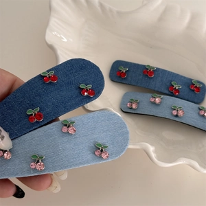 Haarspangen aus Denim-Stoff mit Strass-Kirschen in hellen und dunkelblauen Sets