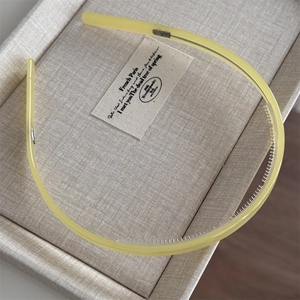 Detail view of the anti-slip teeth inside the yellow acetate headband for firm grip