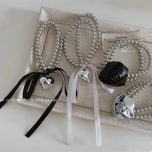 Elastici per Capelli con Perline Argentate Rosa in Pelle PU Fiocco Nastro Ciondolo a Cuore Scrunchies per Donna Decorazione