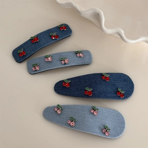 Schicke Denim-Kirsch-Haarspangen mit Strasssteinen in dunkel- und hellblauem Jeansstoff