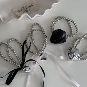 Set di elastici per capelli con perline d'argento, ciondoli a rosa e fiocchi bianchi e neri