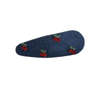 Eleganter Denim-Haarclip mit funkelnden Strass-Kirsch-Anhängern in Tropfenform