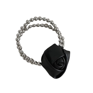 Elastico per capelli con perline d'argento, rosa 3D in pelle PU nera e dettagli a cuore