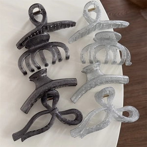 Detail view of 6 sparkling claw clips in silver and dark grey with glitter finish