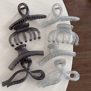 Detail view of 6 pieces glitter hair clips in black and silver resin finishes