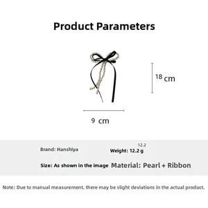 Détail d'une pince à cheveux nœud en perles et ruban noir de 18cm sur 9cm
