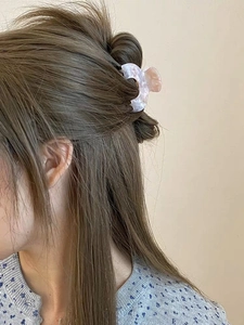 Nahaufnahme einer Haarspange aus Perlmutt-Acetat in einer Hochsteckfrisur