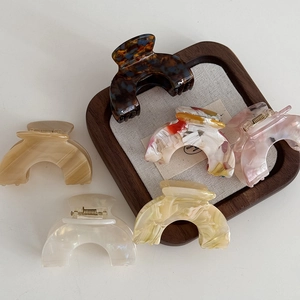 Fünfteiliges Set kleiner Haarklammern aus Acetat mit Marmor- und Schildpattmuster