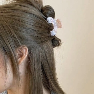 Haarklammer aus Acetat in Rosa und Weiß mit Marmoreffekt für elegante Frisuren