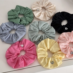 Lot de 8 chouchous colorés en tissu avec breloques cœurs en strass pour queues de cheval