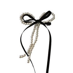 Barrette à cheveux élégante à double nœud avec perles blanches et longs rubans noirs